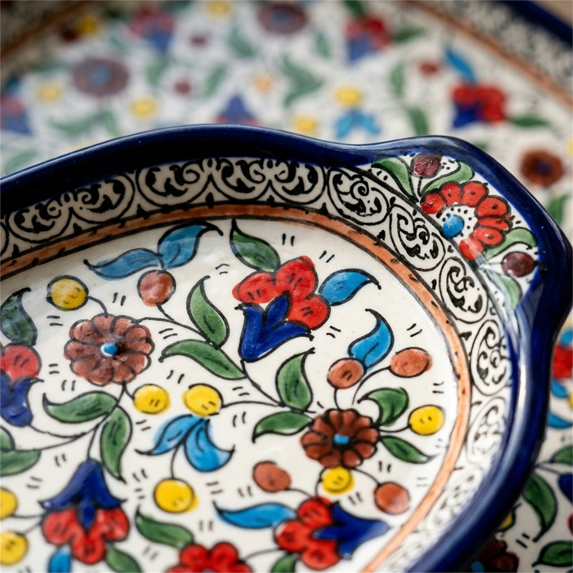 Handled Serving Platter 11.81 Inch in Floral, close-up of the hand-painted detail