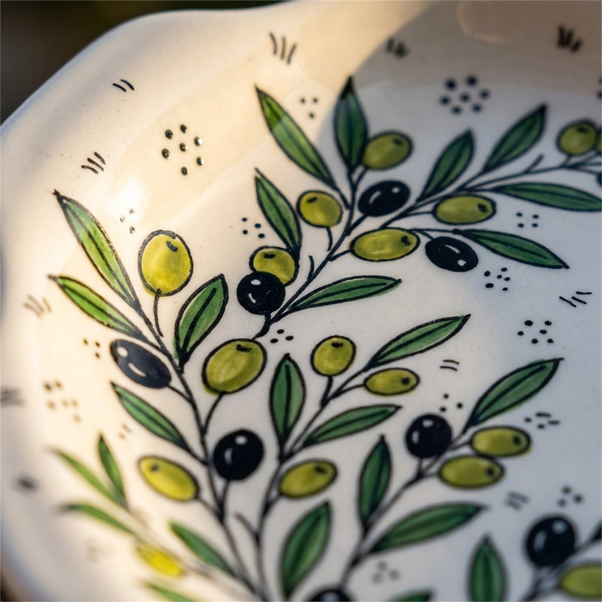 Handled Serving Platter 11.81 Inch in Olive Green, close-up of the hand-painted detail